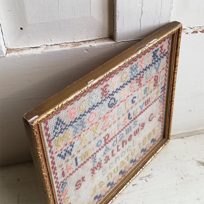 ヴィクトリアン 刺繍サンプラー Bootsフレーム 1881年 イギリス