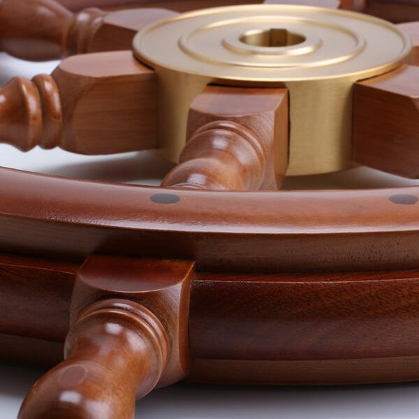 直径は約、1,110ミリの舵輪材質はチーク材中央部は真鍮インテリア