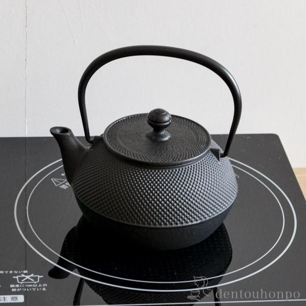 岩鋳（IWACHU） 鉄瓶 7型 特製アラレ紋 内面釜焼・外面黒焼付仕上げ IH