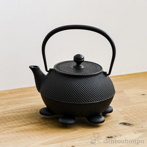 岩鋳（IWACHU） 鉄瓶 7型 特製アラレ紋 内面釜焼・外面黒焼付仕上げ IH