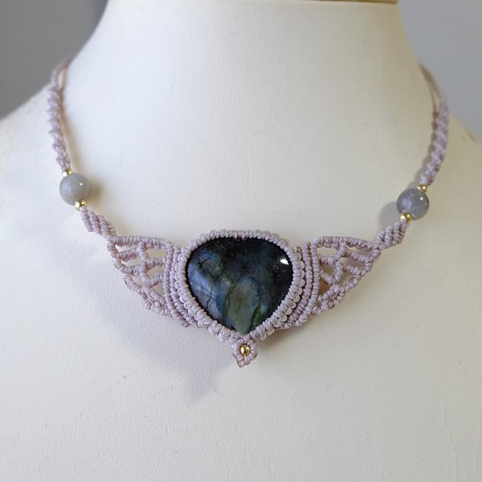 ハート形 ラブラドライト（マダガスカル産）天使の羽 マクラメ編み