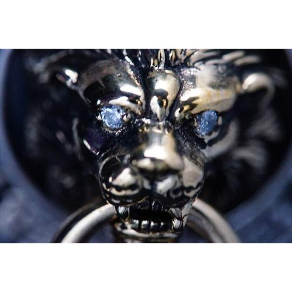 百獣の王/ライオン立体型 鉄輪を咥える獅子デザイン クリアストーン