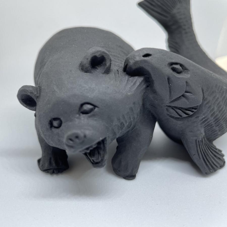 エコ炭の置物 【鮭にくわえられた熊】ナカノ企画 W11×H6×D6センチ エコ