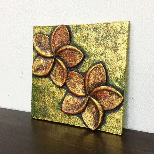 アート感溢れるデザインが素敵な 木製 壁掛けレリーフ ゴールド 花