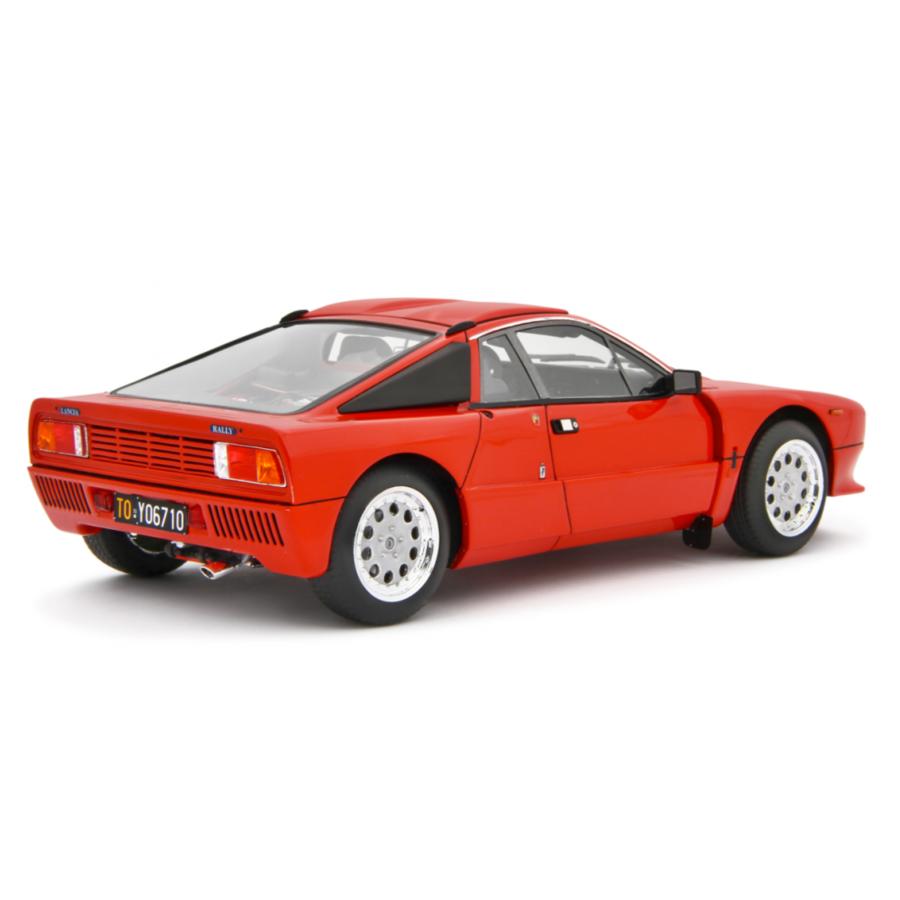 ミニカー 1/18 1982 ランチアラリー 赤色 特別限定モデル LANCIA 037