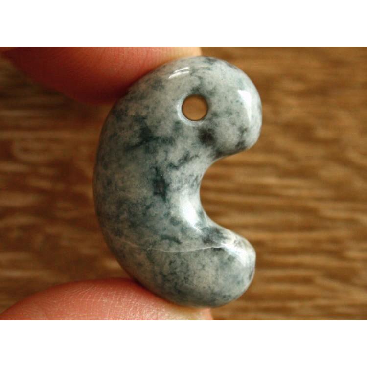 糸魚川青翡翠勾玉 M06476豊翠 作29.5mm*19.5mm*12mm 糸魚川産 ヒスイ製