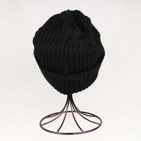 黒いリブ編みニット帽 エンブレム付き 黒いリブ編みニット帽