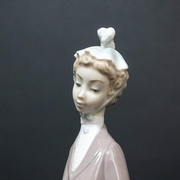 LLADRO（リヤドロ） フィギュリン『犬を連れた婦人』 : SELECTORS