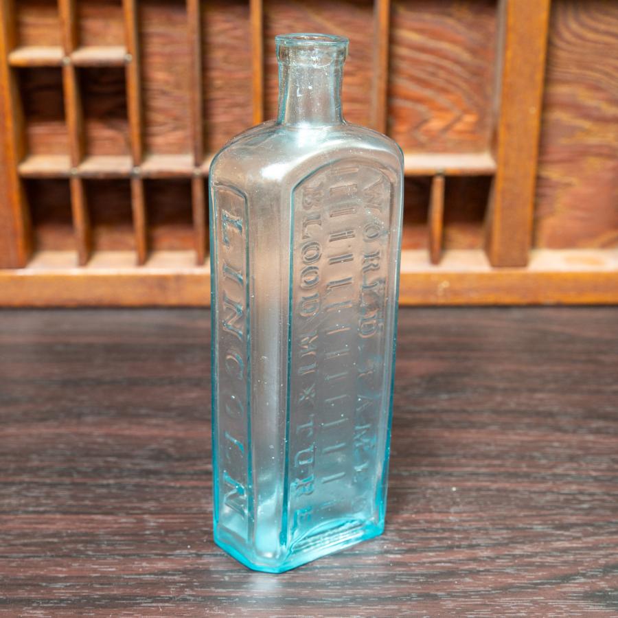 アンティーク エンボス文字入り ガラスボトル 高さ17.5cm 瓶 一輪挿し