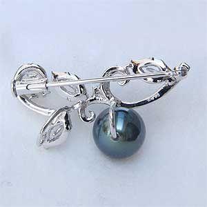 K14WGダイヤモンド 黒真珠 花モチーフ ブローチ