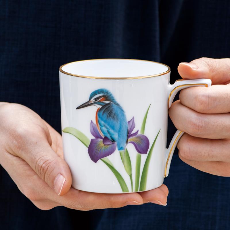大倉陶園 金彩 手描き 磁器 マグカップ 「 カワセミ と あやめ