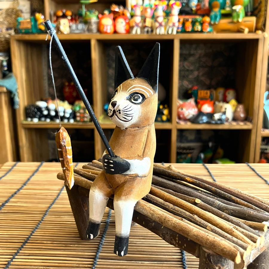 ネコ 置物 猫 オブジェ 木彫り 木製 釣りネコ ブラウン Sサイズ