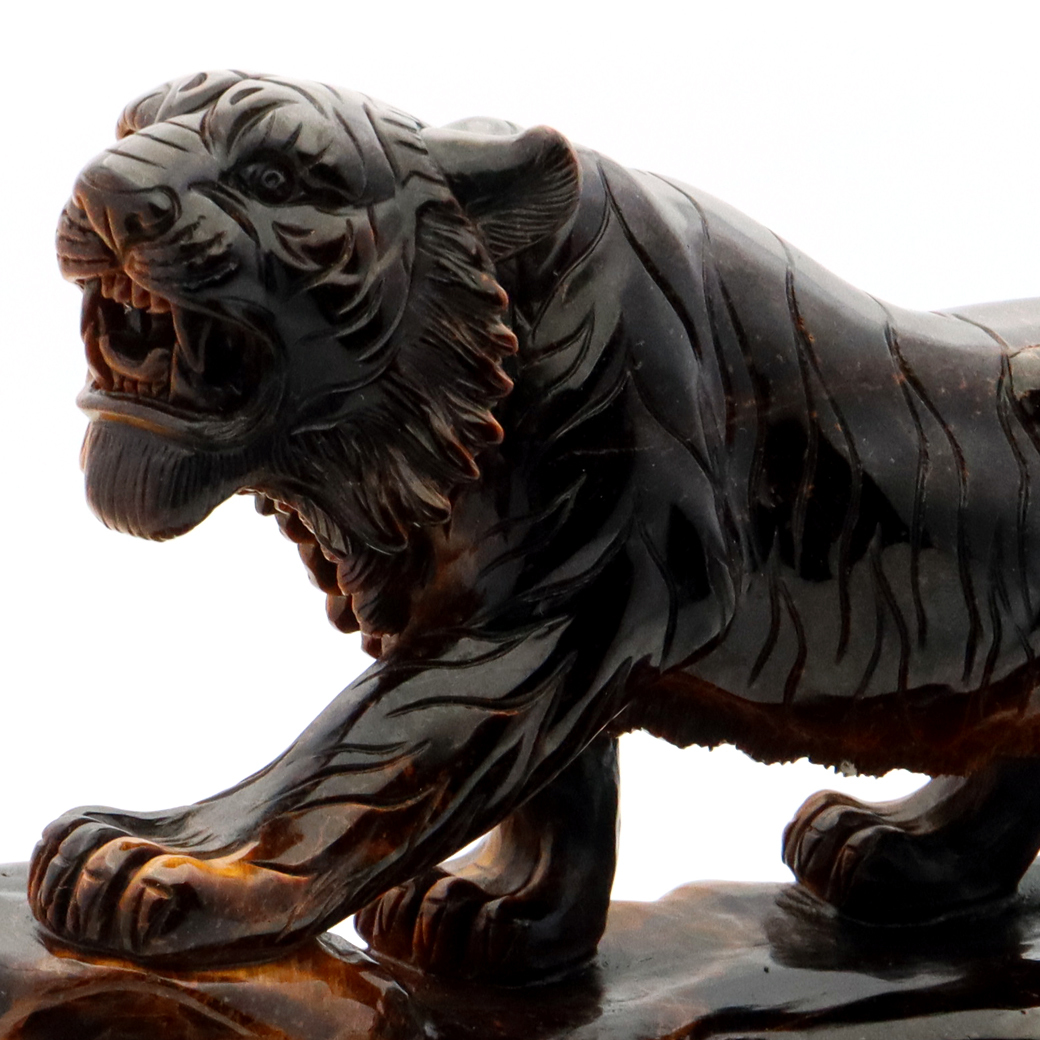 GOLD STONE タイガーアイ 虎 置物 彫刻 台座付き 1.7kg 虎眼石 風水