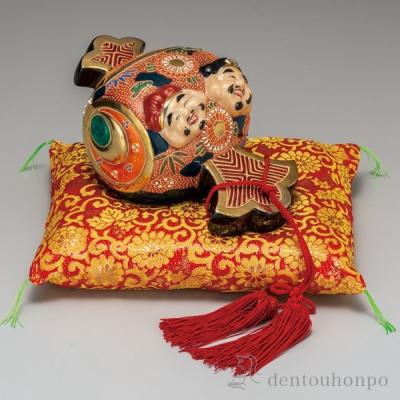 AJ32 九谷焼 打出の小槌 八幡窯 座布団付 松縁起図 飾り物 置物 AJ32