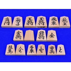 木製将棋駒 白椿 上彫駒（駒箱付）※見やすい基本書体の彫字の将棋駒