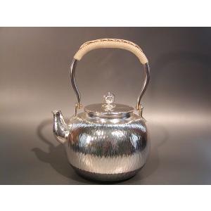 純銀製 丸形 赤玉摘み 鎚目紋 湯沸 銀瓶 煎茶道具 重637g 純銀製 丸形