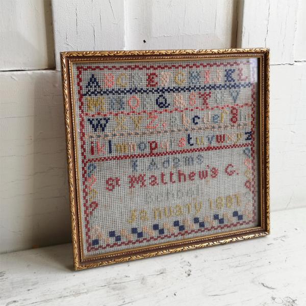 ヴィクトリアン 刺繍サンプラー Bootsフレーム 1881年 イギリス