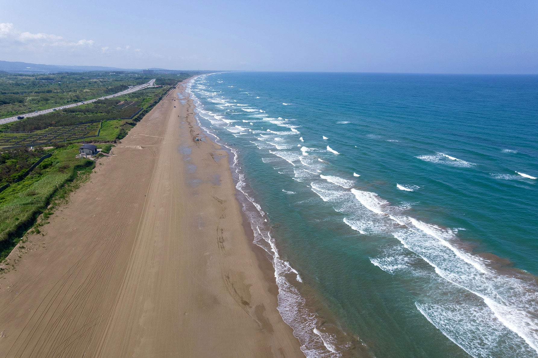 千里浜なぎさドライブウェイ（石川県）。唯一無二の砂浜を走る海岸