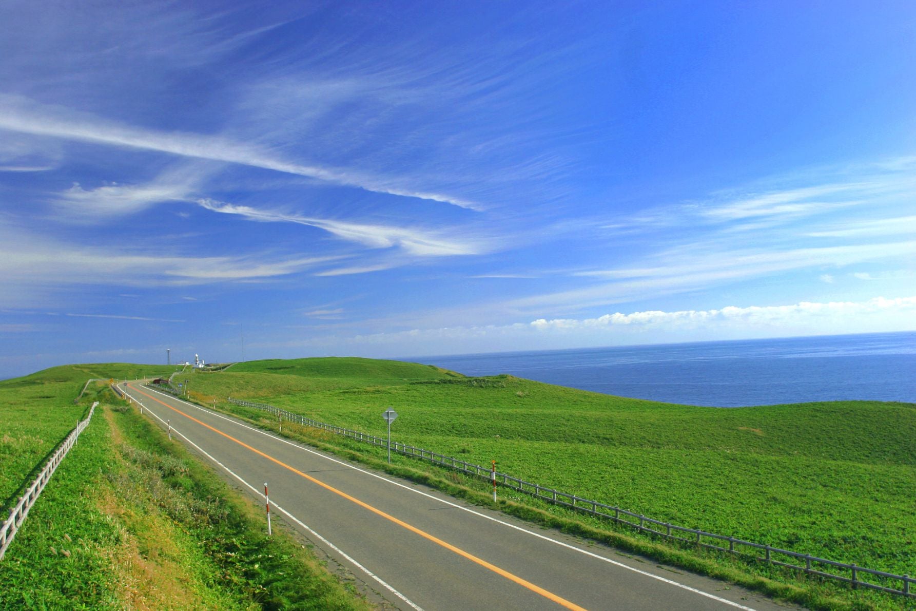 北海道道34号襟裳岬（北海道）。太平洋を望みながら、草原が続く道で風