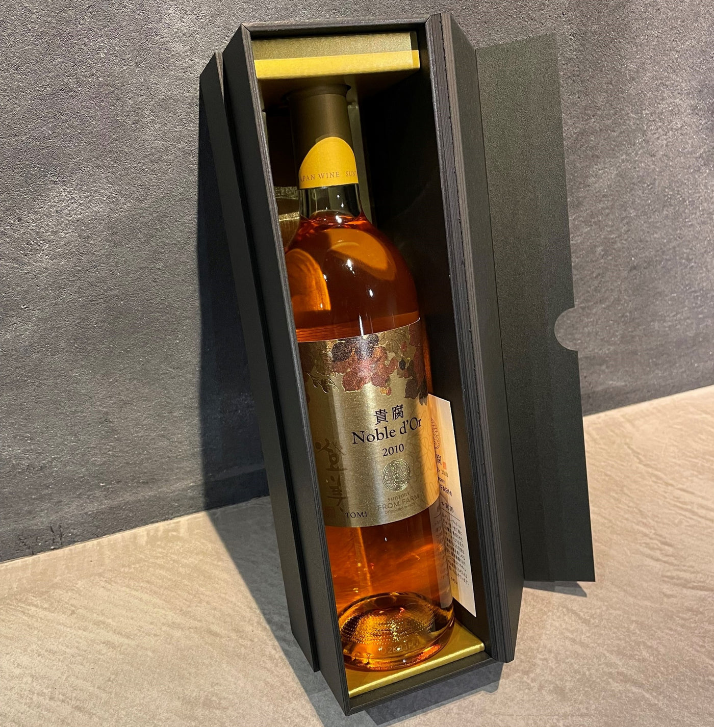 登美 貴腐 ＜ノーブルドール＞ 2010 オリジナルボックス入り – SUNTORY