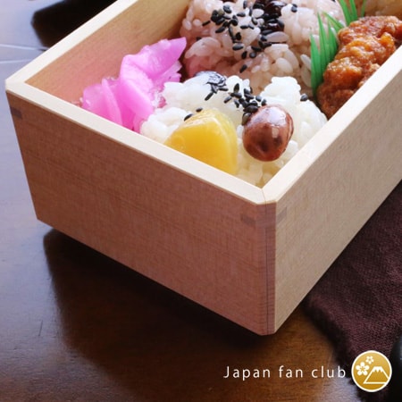 輪島キリモトのBENTO-BAKOは、なめらかな白木が美しい木製のお弁当箱