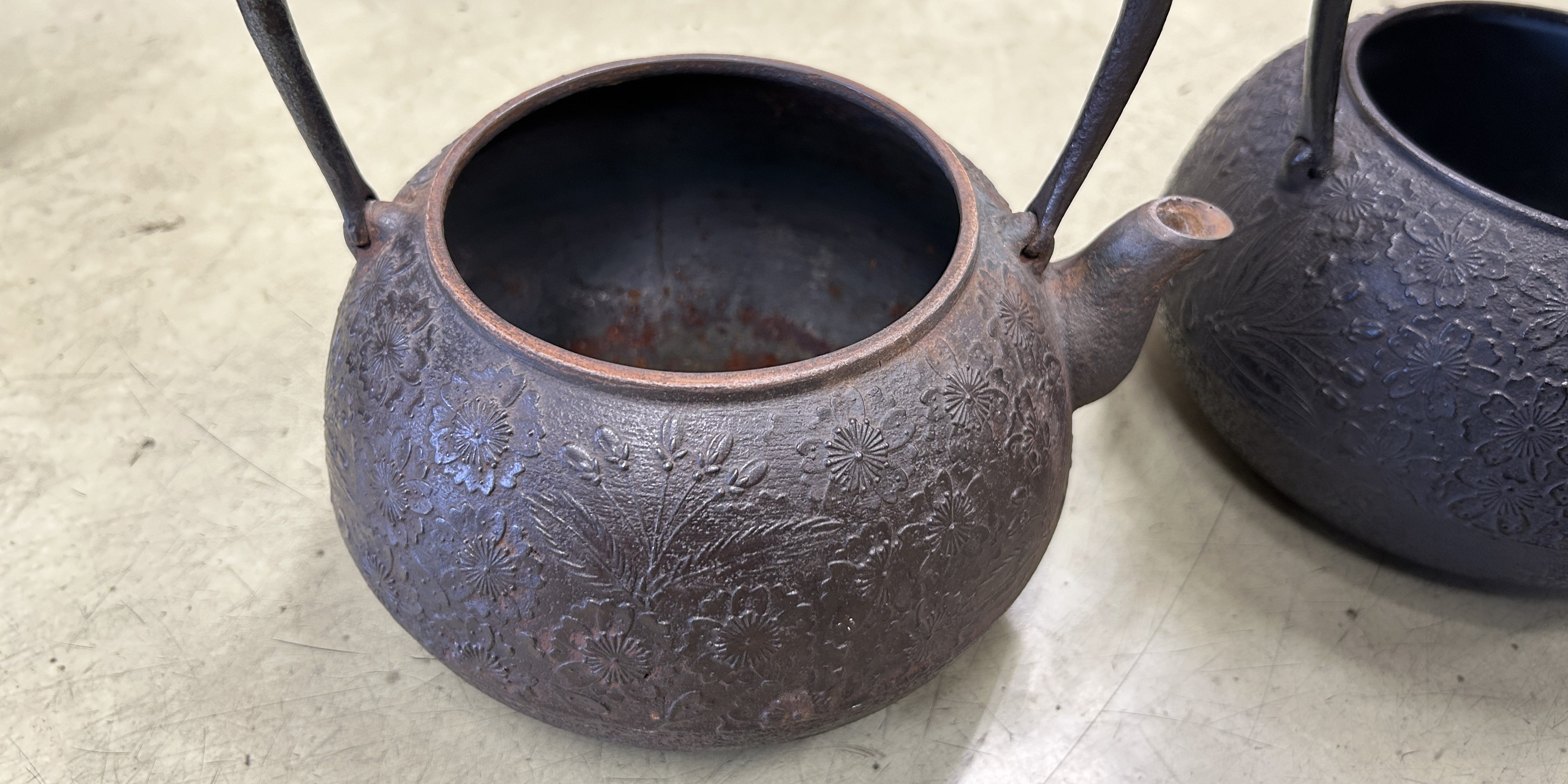 鉄瓶を長く使うために：サビと汚れのケア法と最適な水