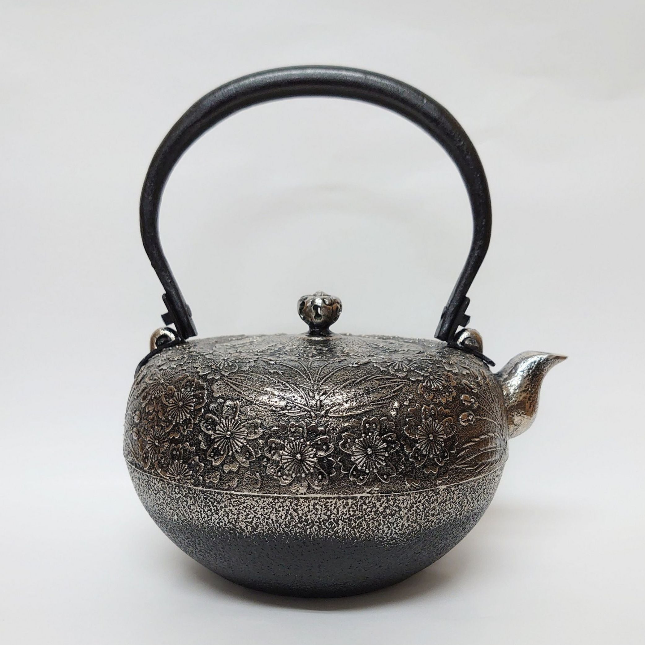 南部鉄器 砂鉄製鉄瓶 | 鉄鉢型 桜 | 1.4L | 薫山