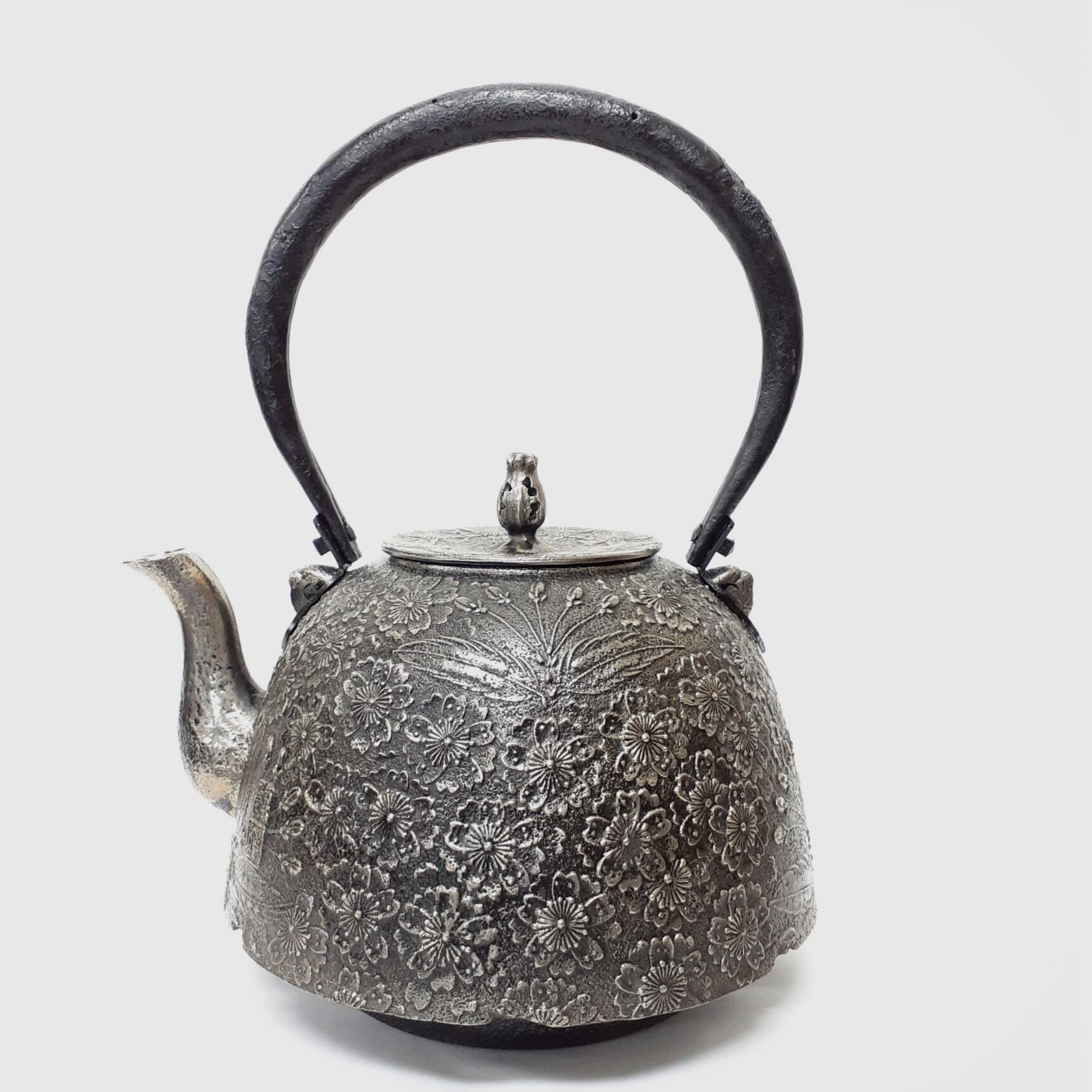 南部鉄器 砂鉄製鉄瓶 | 南部型 桜 | 2L | 薫山工房