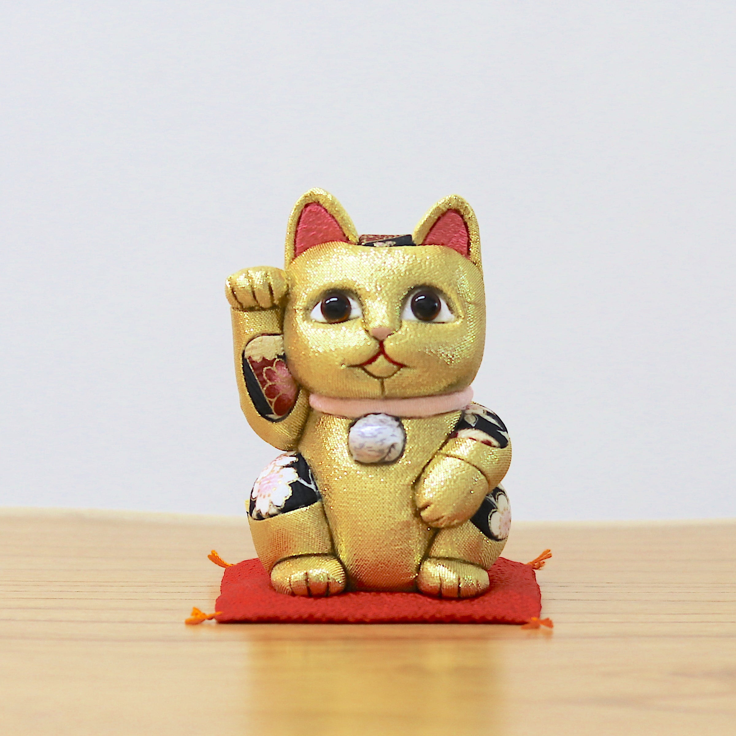 招き猫 | 江戸木目込み 招き猫 風水(中) | 金色 | 柿沼人形