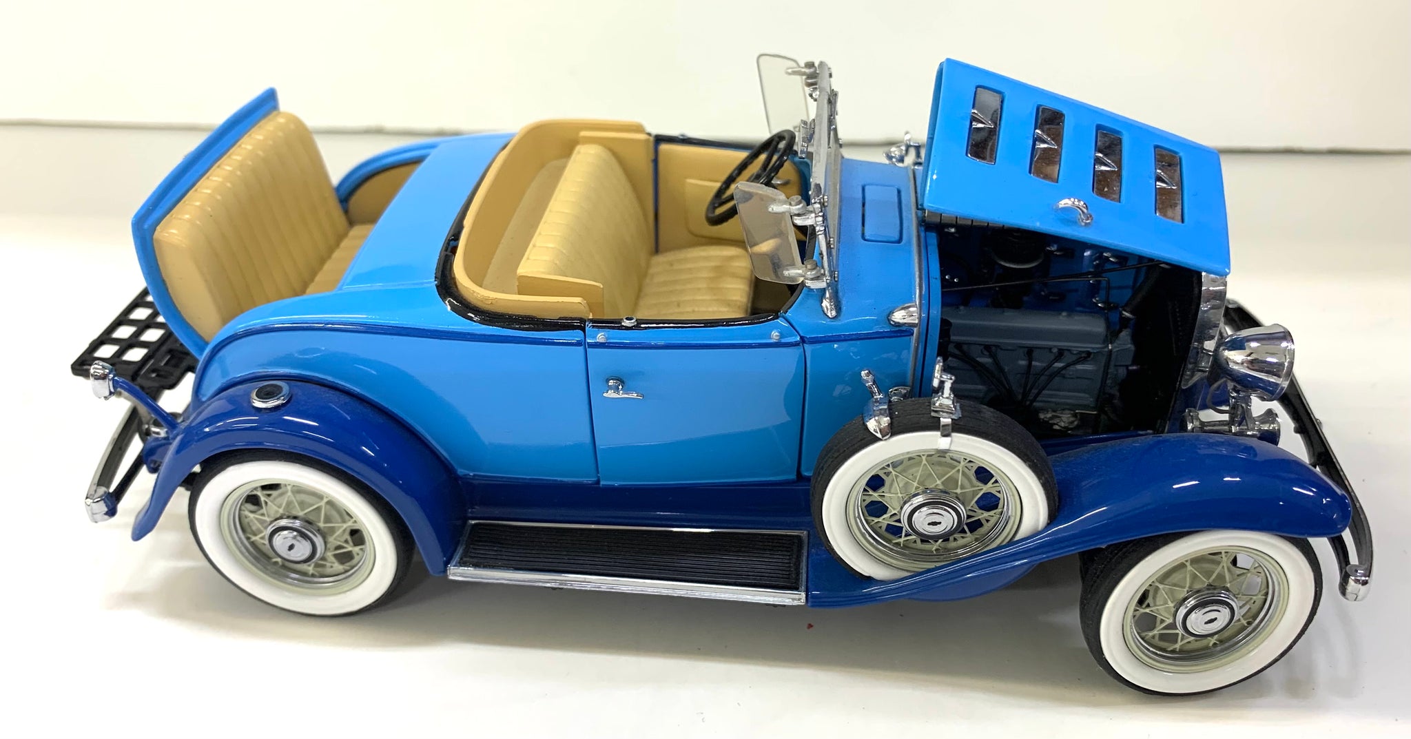 Franklin Mint 1932 Chevy Confederate Sport Roadster 1/24 Scale – J