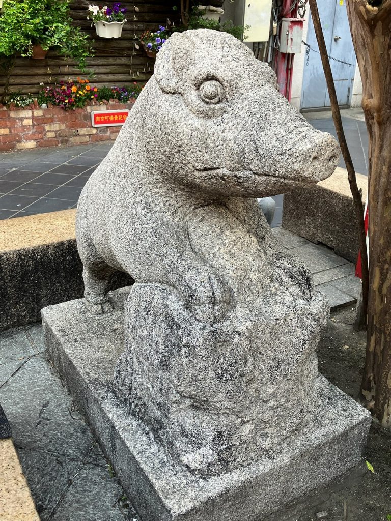 十二支の石像が13体!? そのうち1つが「パンダ」！ 神戸・南京町の石像
