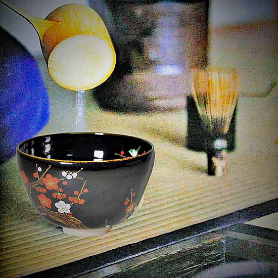 抹茶碗 黒釉 紅白梅にうぐいす 日本古来からの優雅な色絵の取り合わせ