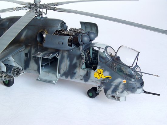 トランペッター 1/35 Mil Mi-24V ハインドE ヘリコプター Amazon.com