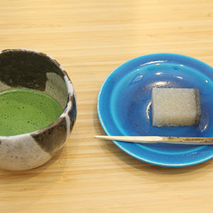 究極の古美術蔵から2色の飴色の釉薬がかけられた