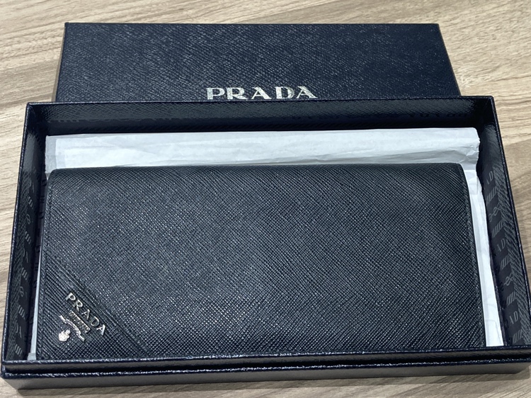 PRADA・サフィアーノレザー トライアングル ウォレット 長財布 ネロ
