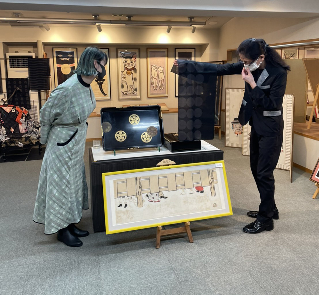 左から「米山舞×永楽屋手ぬぐい『BONE』」「米山舞×永楽屋手ぬぐい