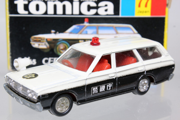 黒箱トミカ／運転席窓開きVer.／日産セドリックバン／パトカー 黒箱