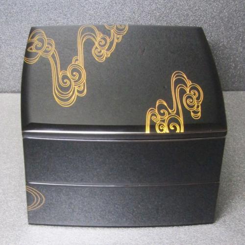 輪島塗 重箱 角形 二段 胴張り形 -流水菊の高蒔絵仕上げ- [内面朱色