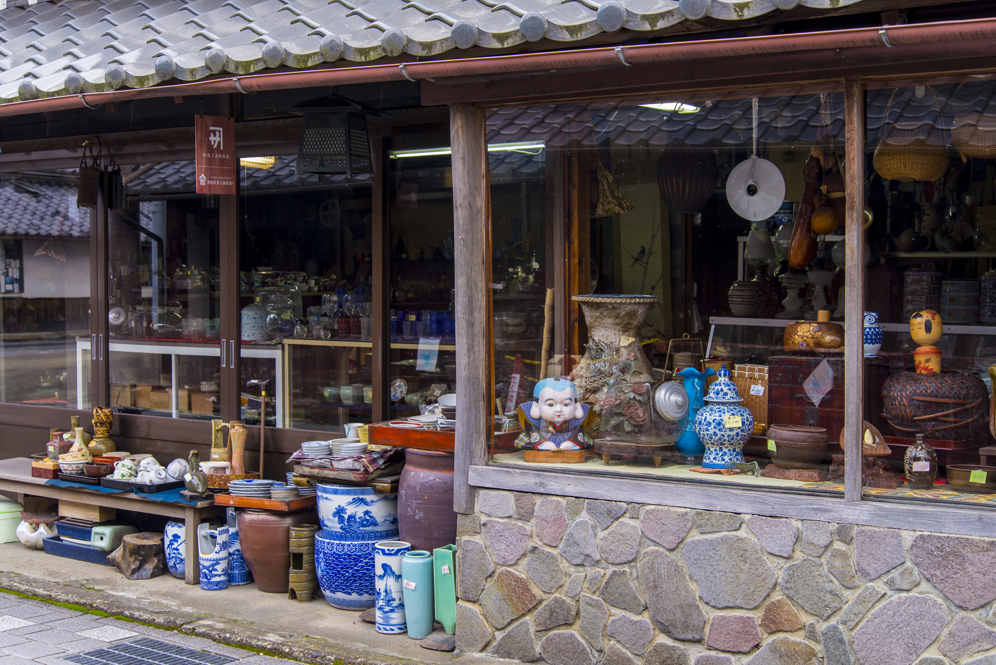 骨董・アンティーク専門店店員の仕事を英語で説明！業務内容や日本の