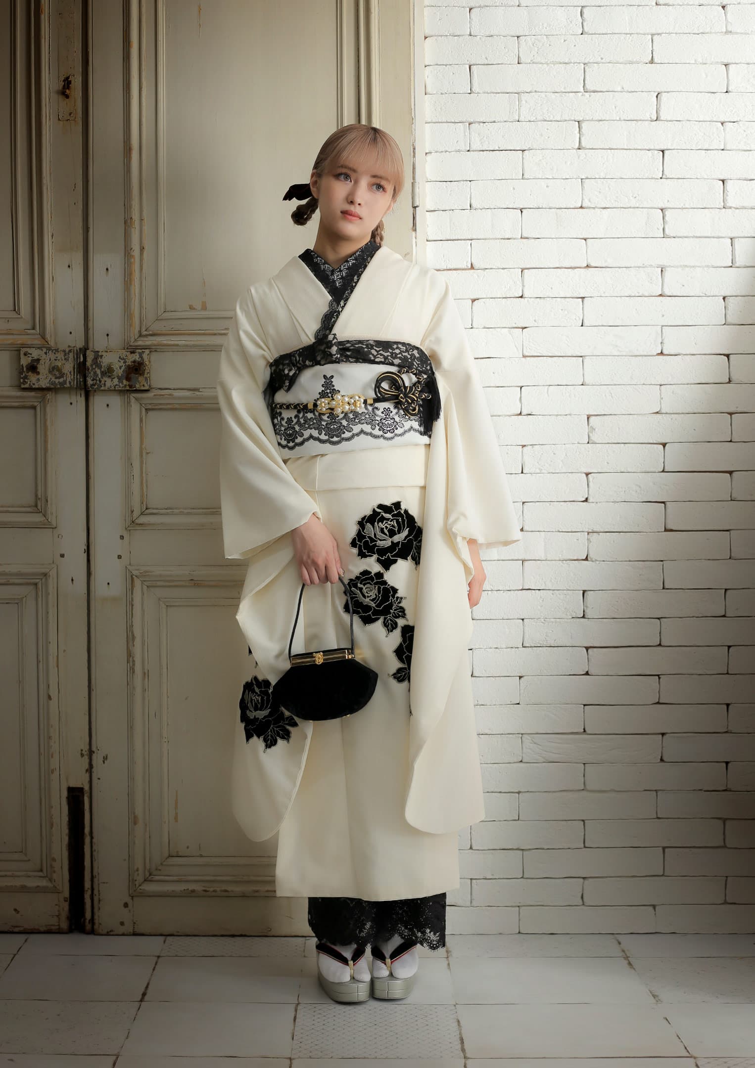 振袖ネットレンタル：白にバラ】無地に黒のベロアやレースがアクセント