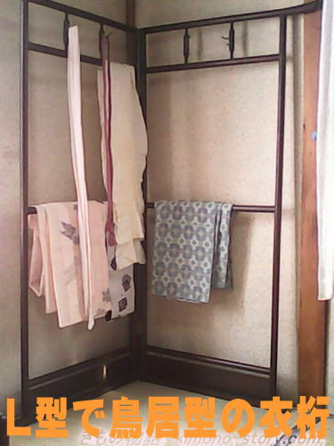 衣桁(いこう)着物のかけ方と使い方/衣紋かけとの違いは？旅館にある