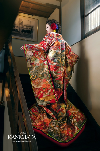 結婚式の色打掛・花嫁用着物|赤×黒の地に花々と鳥・十二単風 No.281