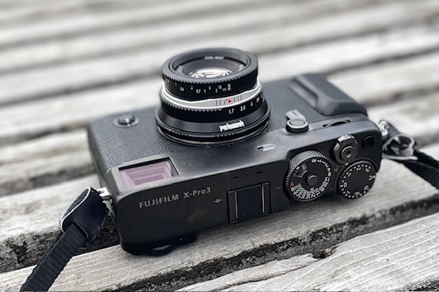 一万円を切る軽量コンパクトな明るいMF単焦点レンズの新定番、PERGEAR