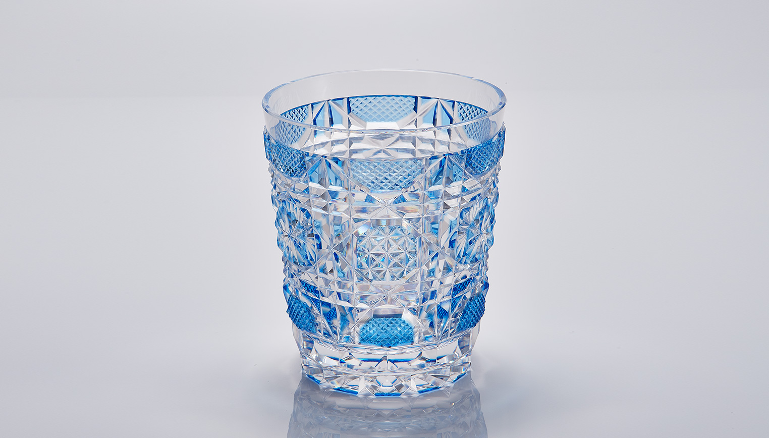 薩摩切子の代表的な意匠、八角籠目、菊、麻の葉、魚子紋を、 大振りの