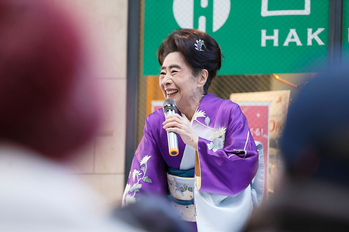 今日のことは今日で忘れる」中村玉緒さんミニトークショーを黒崎商店街