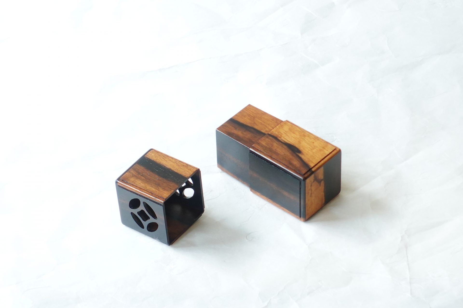 山中塗 塗師 前端峰春作 錆塗八角莨入 煙草入 共布共箱 V R6369 山中塗