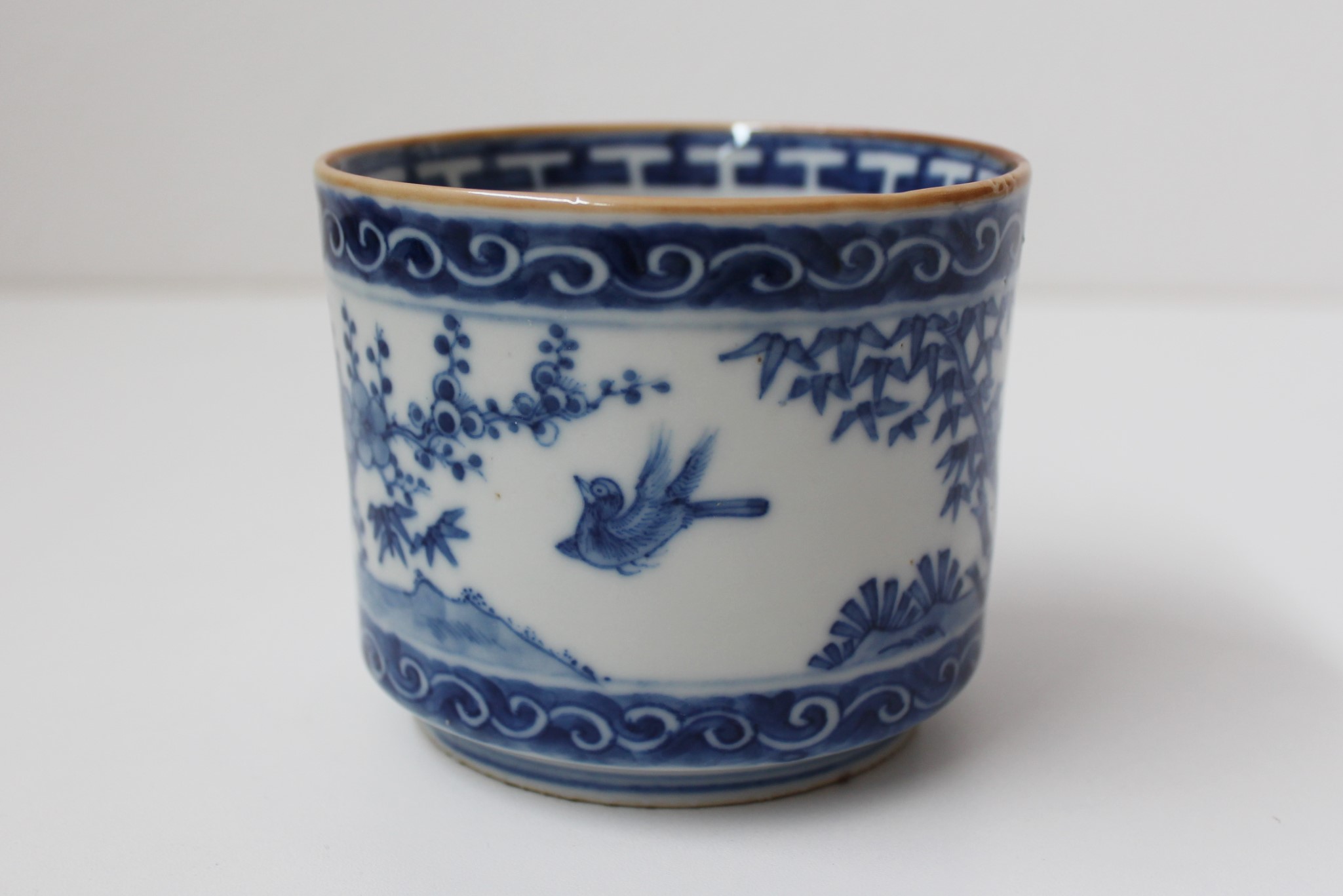 美しい古美術◾️蔵から美しい白椿の花が描かれた夏茶碗の様な楽印の陶器