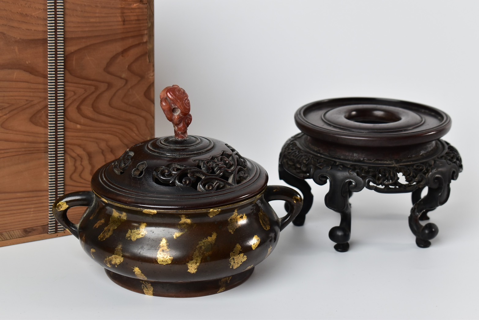 古香炉，古董，「大明宣德互部侍朗趙仲之監製」在銘，旧家藏出。 古