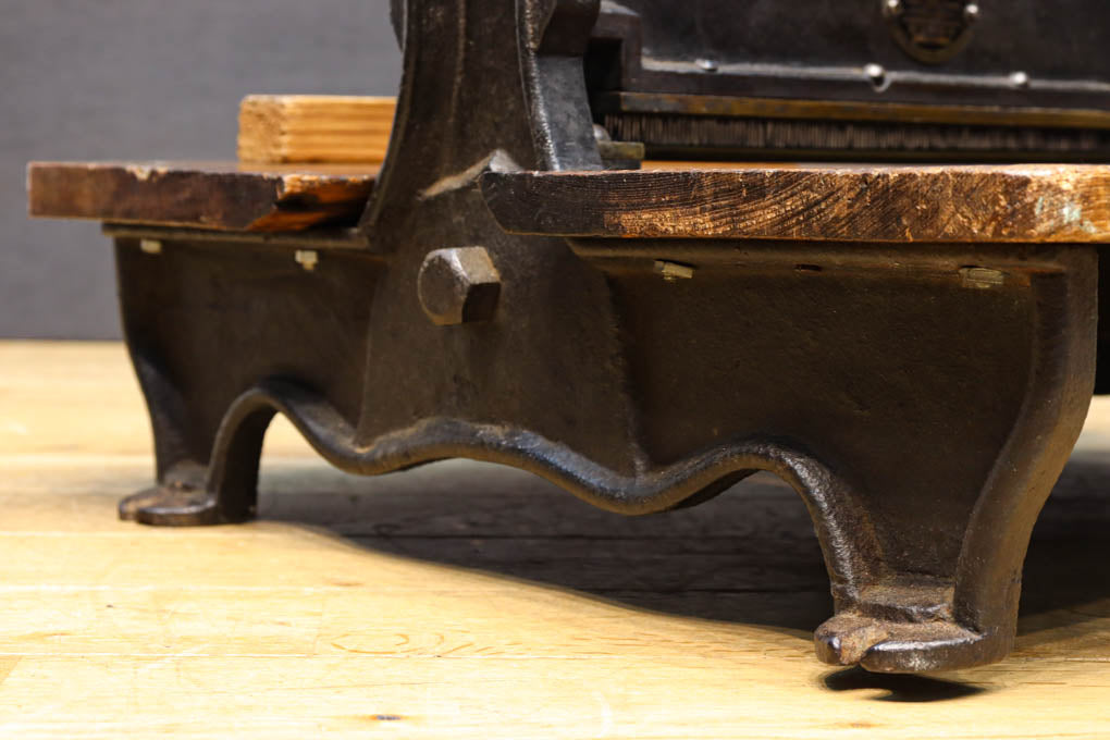 レトロな雰囲気をディスプレイする紙切断機 DC4727 – 古福庵