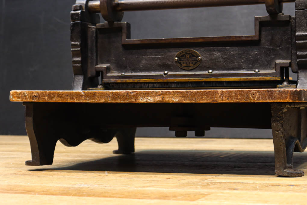 レトロな雰囲気をディスプレイする紙切断機 DC4727 – 古福庵